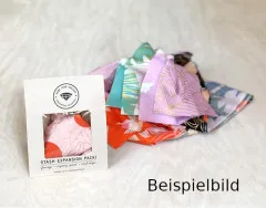 Verpackung des Ruby Star Stash Expansion Pack mit Beispiel-Stoffresten in bunten Mustern (Beispielbild, Inhalt variiert als Mystery-Tüte)